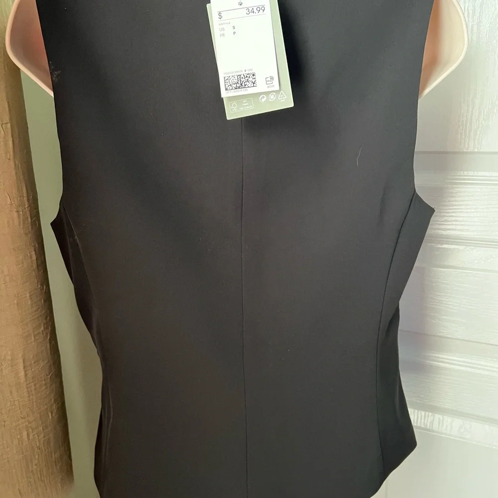 NWT H&M fitted vest iV-neck, buttons at front, and welt front pockets. size S - Picture 8 of 8